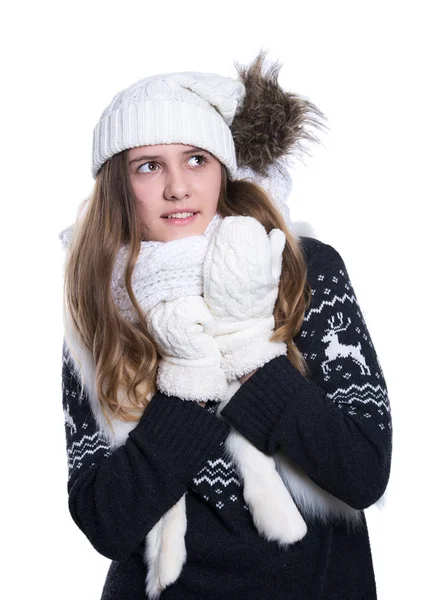 Linda chica adolescente alegre posando en el estudio. Mostrando emociones. El uso de punto suéter de lana, bufanda, sombrero y mitones. Aislado sobre fondo blanco. Ropa de invierno . — Foto de Stock