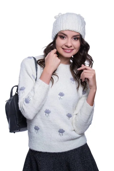 Linda jovem alegre vestindo camisola de malha, chapéu e mochila. Isolado em fundo branco. Ela está mostrando emoções e sorrindo. Roupas de inverno . — Fotografia de Stock