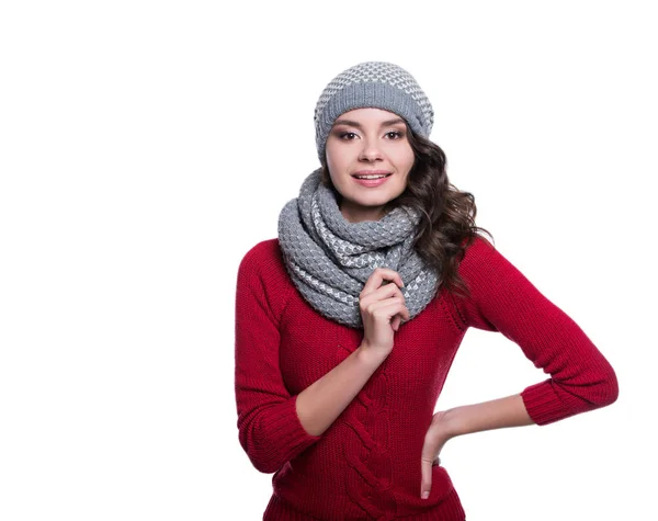 Mujer joven sexy bastante alegre con suéter de punto, bufanda y sombrero. Aislado sobre fondo blanco. Ella sonríe. Ropa de invierno . — Foto de Stock