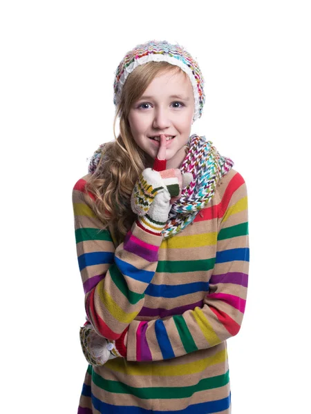 Χαριτωμένο χαρούμενα εφηβικό κορίτσι που φοράει πολύχρωμα ριγέ πουλόβερ, κασκόλ, γάντια και καπέλο που απομονώνονται σε λευκό φόντο. Χειμωνιάτικα Ρούχα. — Φωτογραφία Αρχείου