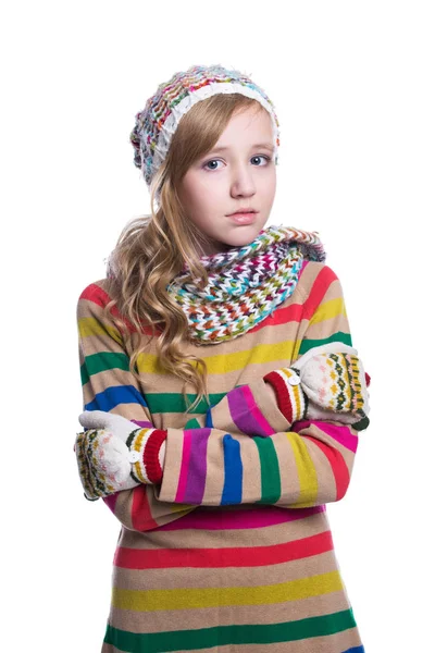 Χαριτωμένο χαρούμενα εφηβικό κορίτσι που φοράει πολύχρωμα ριγέ πουλόβερ, κασκόλ, γάντια και καπέλο που απομονώνονται σε λευκό φόντο. Χειμωνιάτικα Ρούχα. — Φωτογραφία Αρχείου