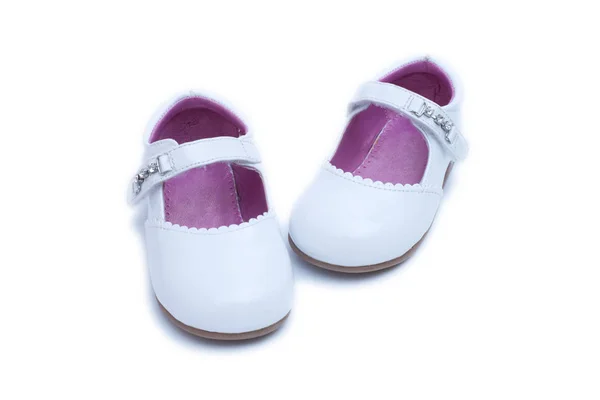 Sapatos femininos brancos. Calçado infantil isolado no fundo branco . — Fotografia de Stock