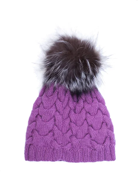 Фіолетовий в'язаний вовняний капелюх з помпоном ізольований на білому тлі . — стокове фото