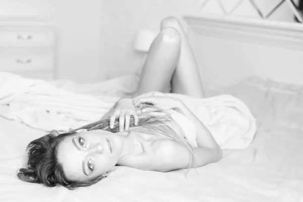 Svartvita porträtt av sexig kvinna i sovrum. Sensuell tjej i sängen täckt med filt. Svartvitt foto. — Stockfoto