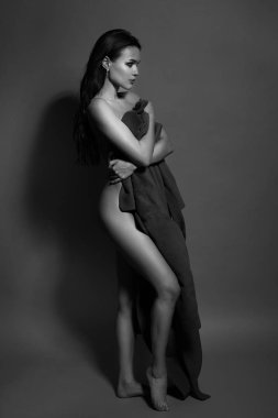 Siyah ve beyaz fotoğraf Studio baştan çıkarıcı bir esmer kız. Seksi üstsüz kadın. Tek renkli görüntü.