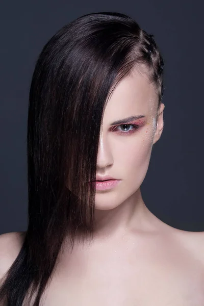 Zár-megjelöl rendkívüli frizura és világos make-up a gyönyörű fiatal nő portréja. — Stock Fotó