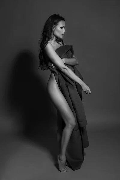 Foto em preto e branco de uma garota morena sedutora em estúdio. Mulher de topless sexy. Imagem monocromática . — Fotografia de Stock
