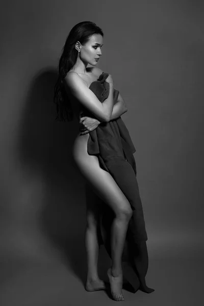 Foto in bianco e nero di una seducente ragazza bruna in studio. Donna sexy in topless. Immagine monocromatica . — Foto Stock