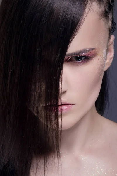 Zár-megjelöl rendkívüli frizura és világos make-up a gyönyörű fiatal nő portréja. — Stock Fotó