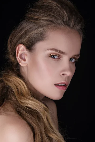 Close-up portret van mooie jonge vrouw. Glanzende highlighter mode, sexy glans lippen. Gezonde huid, donkere wenkbrauwen en golvend kapsel. — Stockfoto
