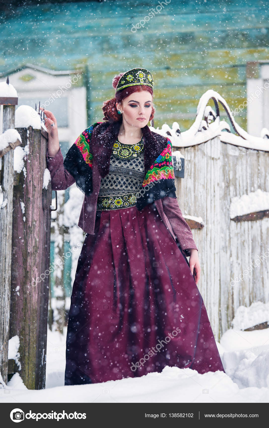 Portrait d'une magnifique jeune femme portant une robe de ...