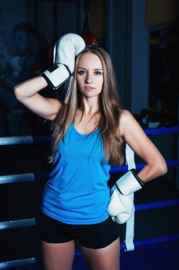 Beyaz boks eldiven boks ring adlı poz çekici genç kadın.