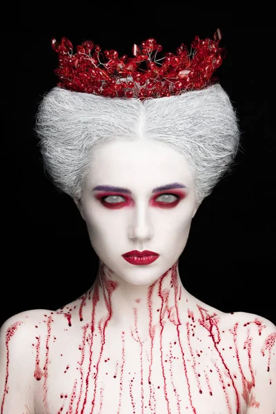 Mystérieux portrait de beauté de reine des neiges couverte de sang. Maquillage de luxe lumineux. Yeux de démon blanc . — Photo