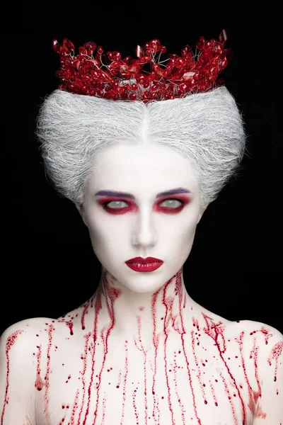 Misterioso retrato de belleza de la reina de la nieve cubierta de sangre. Maquillaje de lujo brillante. Ojos de demonio blanco . —  Fotos de Stock