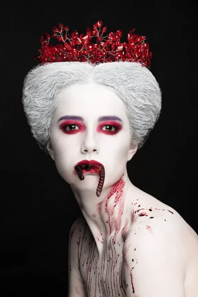 Tajemnicze piękno portret królowej śniegu, pokryte krwią. Jasny luksus makijaż. Galaretki robaki w jamie ustnej. — Zdjęcie stockowe