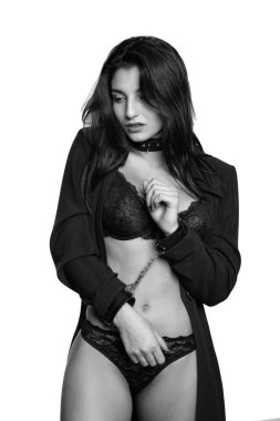 Seksi iç çamaşırı giyen çekici kadın izole üzerinde beyaz arka plan kelepçe. Şiddet ve ayrımcılık kavramı.