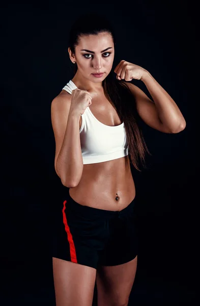 Kızgın fitness kız siyah arka plan üzerinde mücadele için hazır. — Stok fotoğraf