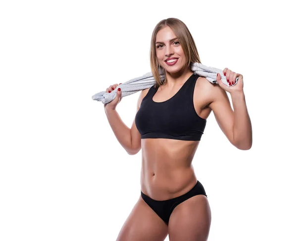Vonzó szexi nő után edzés törülközőt elszigetelt fehér háttér felett. Fiatal női izmos testtel. — Stock Fotó
