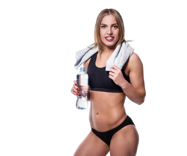 Attraente donna sexy dopo l'allenamento con asciugamano e agitatore isolato su sfondo bianco. Ragazza sana beve proteine del siero . — Foto Stock