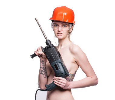 Bir inşaat matkap tutan genç seksi çıplak kadın. Sabit şapka ve inşaat bardaklarda baştan çıkarıcı kadın Oluşturucusu işçi. Beyaz arka plan üzerinde izole.