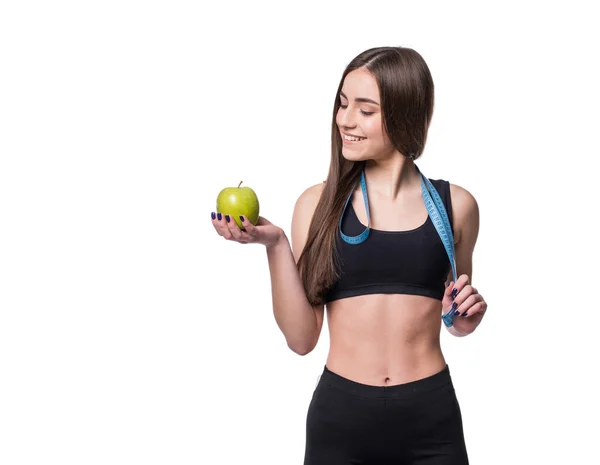Sottile e sana giovane donna tenendo nastro di misura e mela isolata su sfondo bianco. Perdita di peso e dieta concetto . — Foto Stock