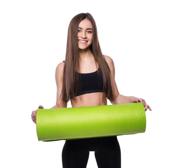 年轻有魅力健身女人准备举行绿色瑜伽垫隔离在白色背景上的锻炼. — 图库照片