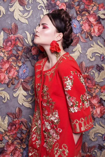 Foto de moda de mujer joven y elegante. Chica está posando sobre fondo florido . — Foto de Stock