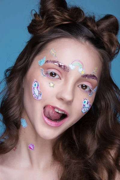 Moda Piękny Dziewczyna z śmieszne profesjonalny makijaż i emoji naklejki przyklejone na twarzy. — Zdjęcie stockowe