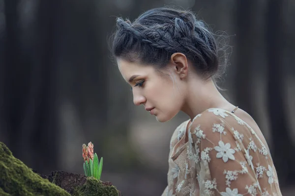Портрет чуттєвої молодої жінки в елегантній сукні в хвойному лісі . — стокове фото