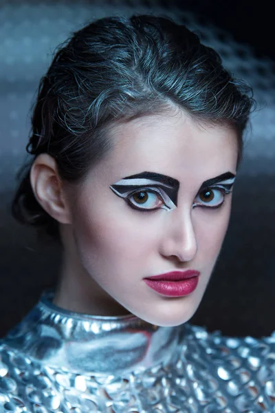 Retrato de mujer cibernética joven en traje futurista de plata con maquillaje brillante . — Foto de Stock