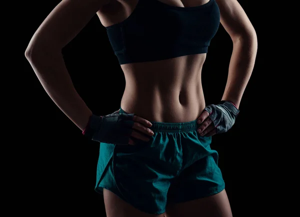 Chica de fitness en ropa deportiva mostrando su estómago bronceado perfectamente formado. Sexy slim fit cuerpo de mujer . —  Fotos de Stock