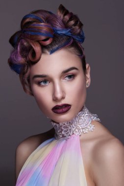 Parlak yaratıcı moda makyaj ve renkli saç modeli ile güzel kız. Stüdyo Güzellik Portresi.