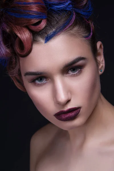 Gyönyörű lány fényes kreatív divat smink és színes frizura. Stúdió portré szépség arc. — Stock Fotó