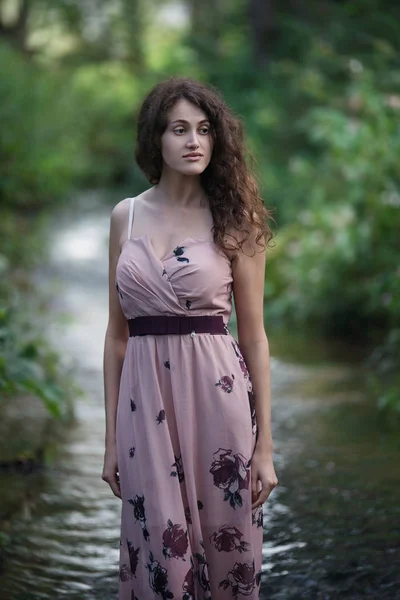 Mooie jonge vrouw lopen door het bos-rivier. — Stockfoto