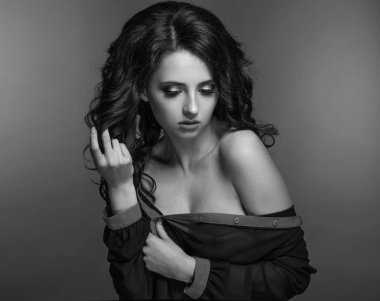 Siyah ve beyaz fotoğraf Studio genç bir baştan çıkarıcı esmer kadın. Siyah iç çamaşırı seksi kadın. Tek renkli görüntü.