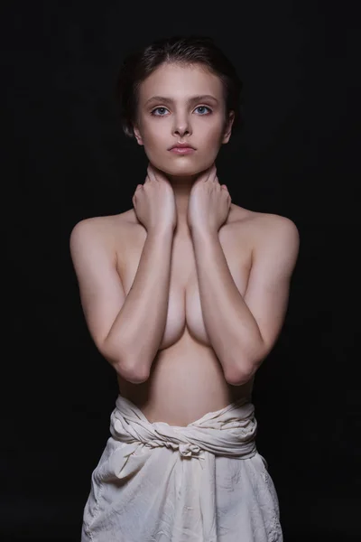 Dramatische portret van een jonge verleidelijke mooie brunette meisje met korte kapsel in de studio op zwarte achtergrond. — Stockfoto