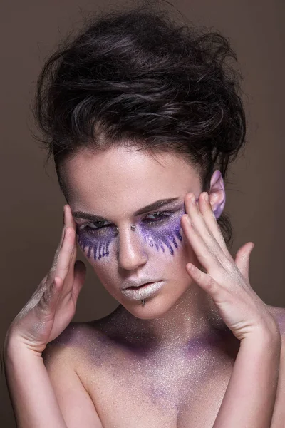 Modelo de moda con maquillaje colorido y brillo azul y destellos en su cara y cuerpo . — Foto de Stock