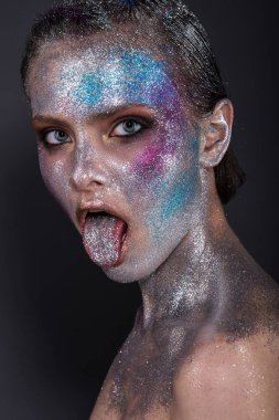 Moda model parlak makyaj ve renkli parlak ve onun yüz ve vücut üzerinde parıldıyor ile.