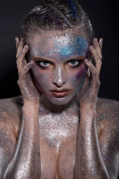 Modelo de moda con maquillaje brillante y brillo colorido y destellos en su cara y cuerpo . — Foto de Stock