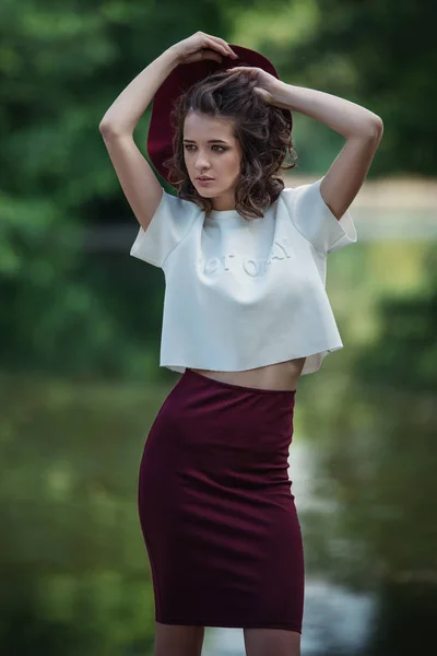 Aantrekkelijke mooie vrouw portret in het park op een zonnige dag. Mooi blij meisje genieten van natuur. — Stockfoto