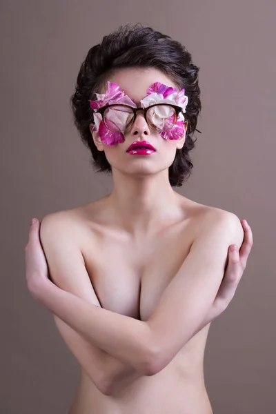 Mannequin met lichte make-up en kleurrijke glitter schittert op haar gezicht en lichaam. — Stockfoto