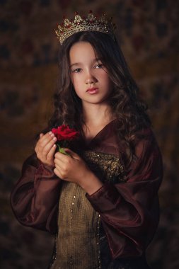 Elinde bir gül bir taç giyen sevimli kız portresi. Genç Kraliçe ya da Prenses.