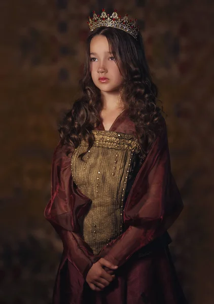 왕관을 착용 하는 귀여운 여자의 초상화입니다. 젊은 여왕 또는 공주. — 스톡 사진
