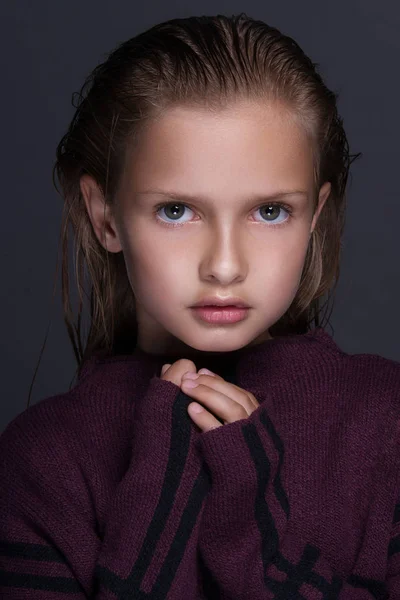 Portret Ładna dziewczynka z ciemnych włosów w studio szary tło zbliżenie. — Zdjęcie stockowe
