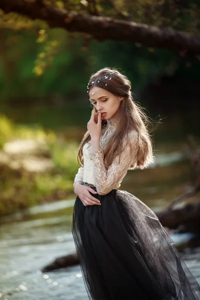 Retrato de arte sensible de una hermosa chica solitaria en el bosque. Una mujer bonita posando al aire libre y mirándote. Linda jovencita caminando en el bosque . — Foto de Stock