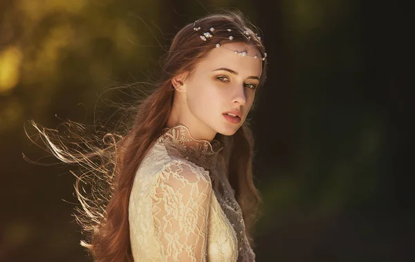 Retrato de una linda chica de ensueño con blusa retro y falda al aire libre. Tono vintage suave . — Foto de Stock