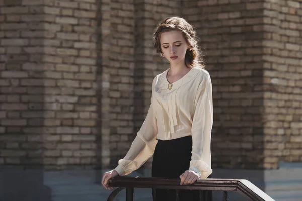 Portret van een schattig dromerige meisje retro blouse en rok buitenshuis dragen. Zachte vintage toning. — Stockfoto