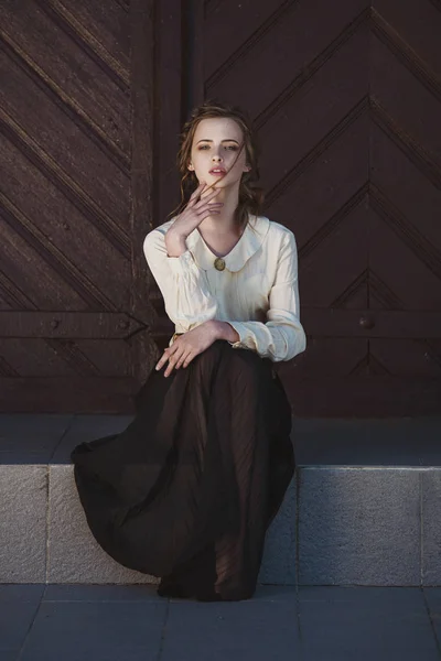 Портрет милой мечтательной девушки в ретро-блузке и юбке на открытом воздухе. Мягкий винтажный тонинг . — стоковое фото