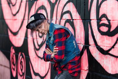 Genç kız ile üst düzey kadın makyaj. Hipster yaşlı Nine.