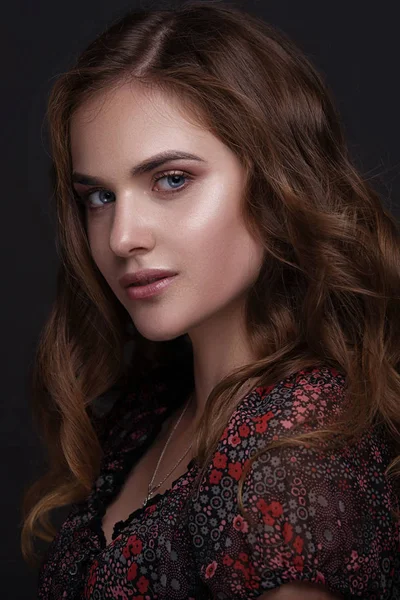 Dramatic studio portrait of a young beautiful brunette woman wit — Stock Photo, Image